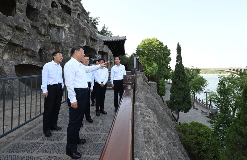 2025年5月19日至20日,中共中央总书记、国家主席、中央军委主席习近平在河南考察。这是19日下午,习近平在洛阳龙门石窟考察。新华社记者 谢环驰 摄